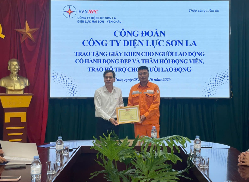 Ông Nguyễn Viết Thông, Chủ tịch Công đoàn Công ty trao khen thưởng cho anh Lê Phú Ninh. Ảnh Hải Anh
